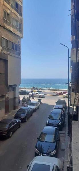 شقة بميامي دور أول علي البحر بجوار جملة ماركت